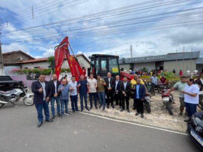 Ex-prefeito Adelbarto Santos participa da entrega de 800 óculos e 300 tablets em São Francisco do Maranhão