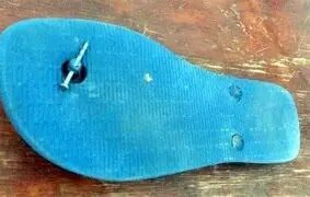 SÍNDROME “CINDERELO” : DESEJO DE FUGA APÓS A MEIA-NOITE TERIA MOTIVADO BOLSONARO A ROMPER A TORNOZELEIRA MAS QUE DESAPARECEU QUANDO CALCOU AS CHINELAS AO SER CONDUZIDO PARA PF