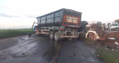 Colisão frontal entre carretas trava trecho da BR-135 em Miranda do Norte
