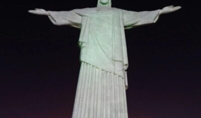 Cristo Redentor é iluminado com mensagens de campanha contra violência