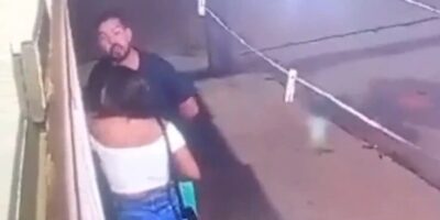 Homem agride esposa com violência e foge da polícia