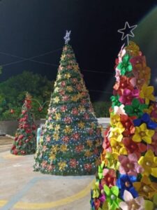 Prefeita Suane Dias está decorando para o Natal a Pça João Afonso Cardoso.