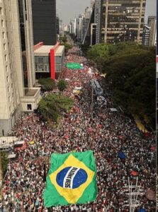 Datafolha: maioria dos brasileiros se identifica com a direita…