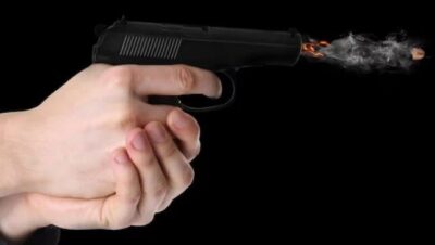 Mulher morre dentro de casa após bala atravessar portão durante troca de tiros