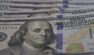 Dólar cai para R$ 5,21 em dia de correção no mercado