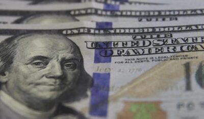 Dólar sobe e petróleo dispara com ataque militar ao Irã; entenda