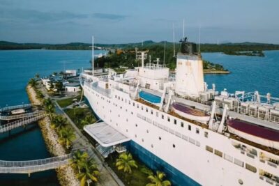 Navio centenário é transformado em hotel de luxo na Indonésia
