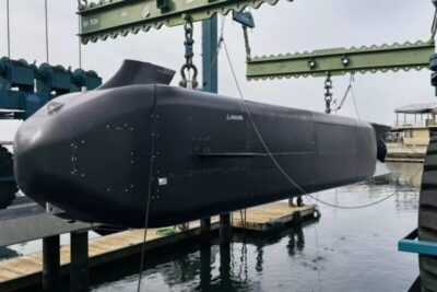 Marinha dos EUA escolhe submarino robô para lançar enxames de drones subaquáticos