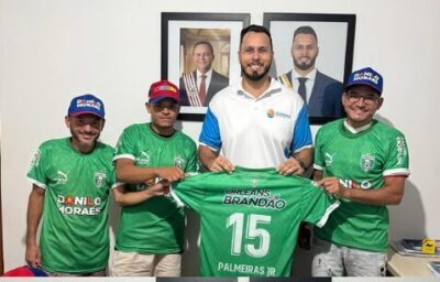 Prefeito Danilo Moraes entrega novas equipagens aos atletas que participam do Campeonato Municipal de Futsal em Cedral