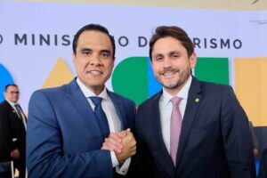 Deputado Juscelino Filho participa da posse do novo ministro do Turismo