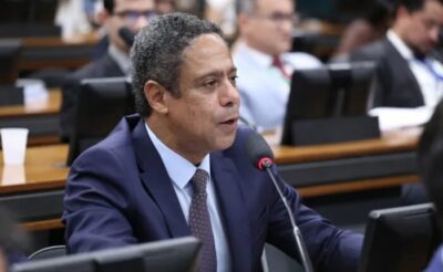 Projeto prevê salário mínimo para estagiários e cria sistema de cotas