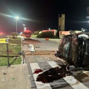 Carro derruba poste e capota em via do BRT no Gama