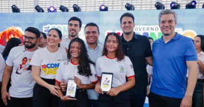 Governo do Estado entrega tablets a mais 1.461 alunos e equipamentos a agentes de saúde em Rosário