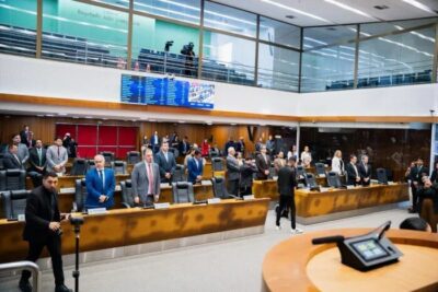 Assembleia faz um minuto de silêncio em memória de Tim Ribeiro