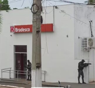 Criminosos colocam explosivos em gerente e sequestram sua família para roubar banco em Porto Franco