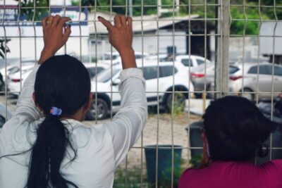 Maranhão ignora norma e deixa familiares de presos sob sol e chuva na calçada da Central de Custódia de São Luís