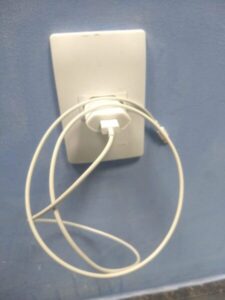 Atenção: carregador de celular conectado na tomada pode causar acidentes com eletricidade