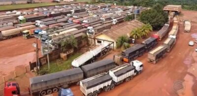 Fila de 45 km e até 3 dias sem água ou banheiro: Caminhoneiros enfrentam drama para descarregar soja