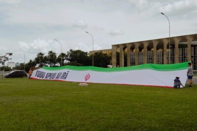 Militantes do PCO estendem bandeira de 30 metros em apoio ao Irã em frente ao Congresso Nacional