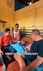 Enquanto muitos descansam, Fred Campos age e leva ajuda a moradora do Mocajutuba; vídeo