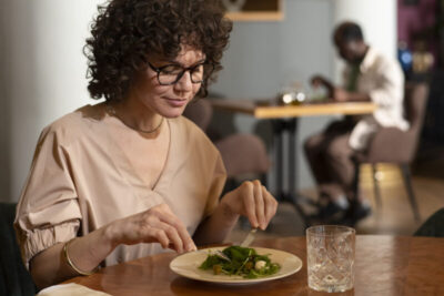É verdade que comer rápido faz mal?
