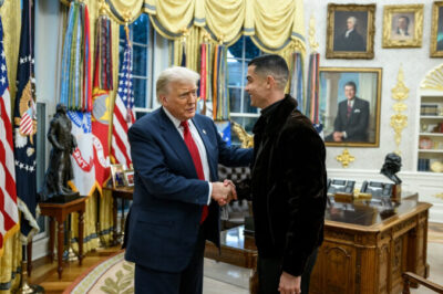 Casa Branca divulga foto de Cristiano Ronaldo ao lado de Trump no Salão Oval