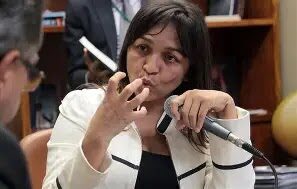 PEGA BECO IRMÃ : DEPOIS DE ROBERTO ROCHA  COMO ASA DE AVIÃO ELISIANE ENCARNA “SENADORA AEROMOÇA”