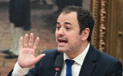 Glauber Braga é retirado à força após ocupar mesa da Câmara