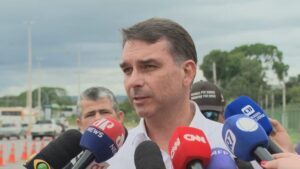 Flávio Bolsonaro visita Jair Bolsonaro preso e diz que ex-presidente está bem de saúde e ânimo