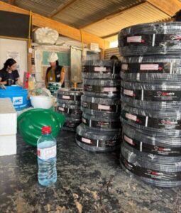 Procon apreende fios elétricos irregulares em obra de condomínio na Grande Ilha