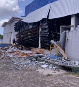 Desmoronamento em armazém deixa trabalhador ferido na BR-135, em São Luís