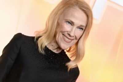 Morre a atriz Catherine O’Hara, de “Esqueceram de mim” e “Beetlejuice”, aos 71 anos