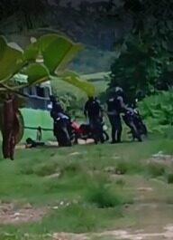 Criminoso foge algemado em moto após comparsa morrer em tiroteio com a PM em Santa Inês