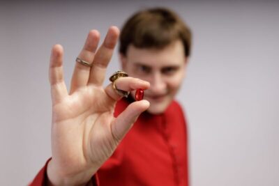 O que é Red Pill? Veja os sinais que indicam o alinhamento de homens com ideologias misóginas