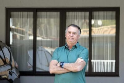 Bolsonaro recebe alta e vai para casa, onde cumprirá prisão domiciliar por 90 dias