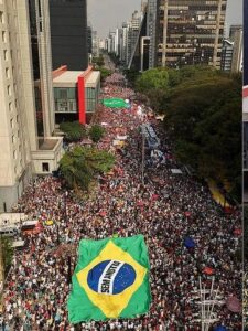 Datafolha: maioria dos brasileiros se identifica com a direita