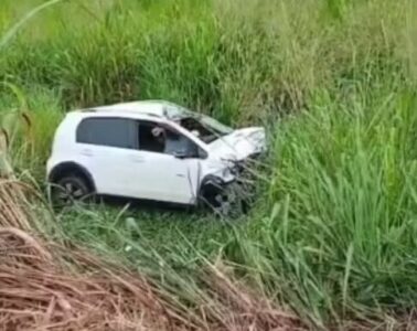 Carro capota após bater em cavalos na ponte MA-TO