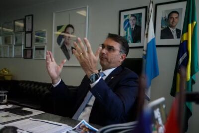 Ex-assessora de Flávio Bolsonaro é denunciada por lavagem ligada a Adriano da Nóbrega