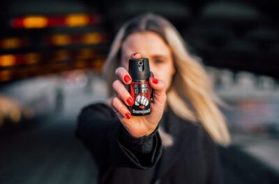 CCJ dá parecer favorável a PL que permite fornecimento de spray de pimenta e armas de choque a mulheres com medida protetiva