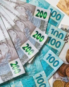 Empresas têm até esta sexta-feira (28) para pagar primeira parcela do décimo terceiro salário