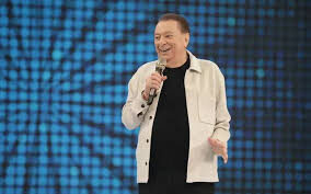 Raul Gil anuncia retorno com programa dominical