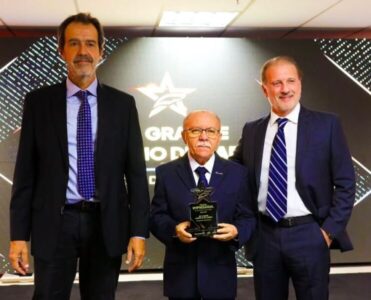 GRUPO FRIBAL HOMENAGEADO NA NOITE EMPRESARIAL