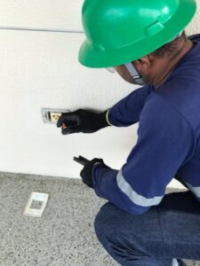 Segurança Elétrica em Casas de Veraneio: Cuidados Essenciais para um Fim de Ano Tranquilo