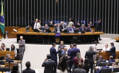 Câmara aprova regime de urgência para 12 projetos de lei