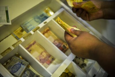 Inflação que reajusta o salário mínimo fecha em 4,18%