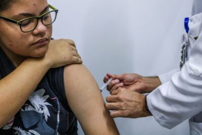 Jovens de 15 a 19 anos podem se vacinar contra HPV até junho de 2026