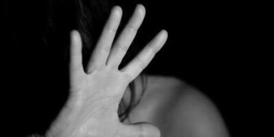 Homem invade casa e agride ex com medida protetiva