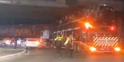 Caminhão cegonha fica preso no elevado da Cohama