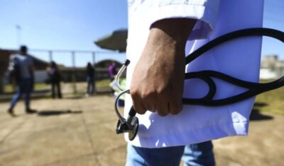MEC pune mais de 50 cursos de medicina por desempenho insuficiente