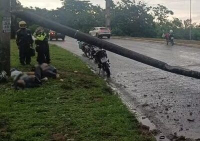 Moto bate em poste derrubado por micro-ônibus e deixa dois feridos em São Luís